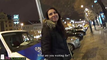 Bác sĩ tâm thần chẩn đoán bệnh nhân với gái mại dâm cấp tính sex thú vật