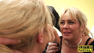 Cũ người đàn ông trẻ trưởng nguoi cho dit nhau thành milf granny ông nội